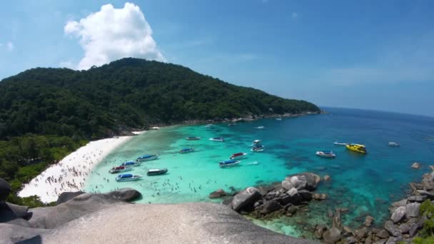 Tayland Similan Adaları'nda kalabalık bir tropikal plaj boyunca kaydırma — Stok video