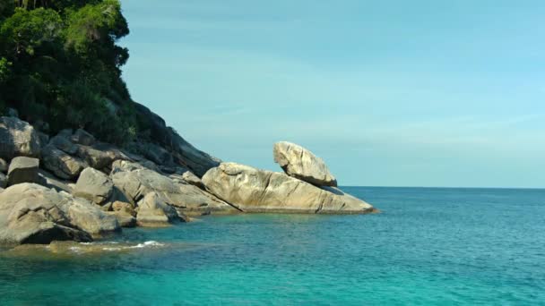 Egy gyönyörű trópusi tengerparton Ázsiában hatalmas sziklák — Stock videók