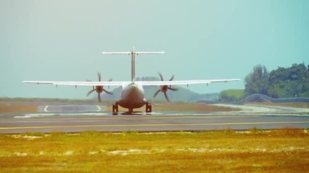 Pequeño avión de cercanías despega del aeropuerto internacional de Phuket en Tailandia — Vídeo de stock