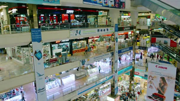 Interior de un centro comercial en Bangkok. Tailandia — Vídeo de stock