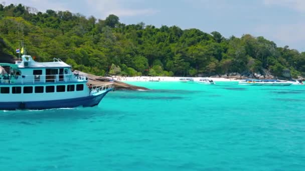Nærmer seg Ko Similan i Thailand av Tour Boat – stockvideo