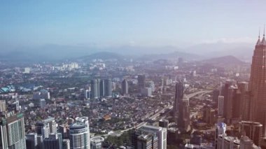 Bir gökdelenin tepesine panoramik Cityscape