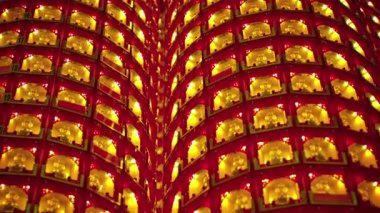 Satırları aynı heykel bir Budist tapınağı içinde