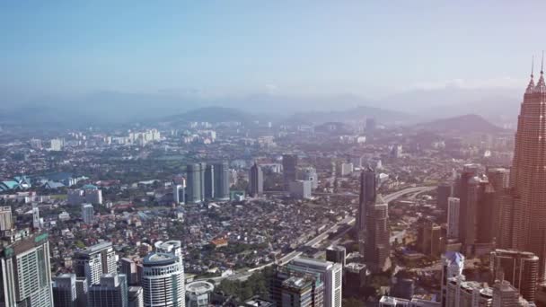 Панорамний міський пейзаж з вершини хмарочоса — стокове відео