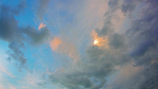 Puffy wolken drijven langs de hemel in het vervagende licht — Stockvideo