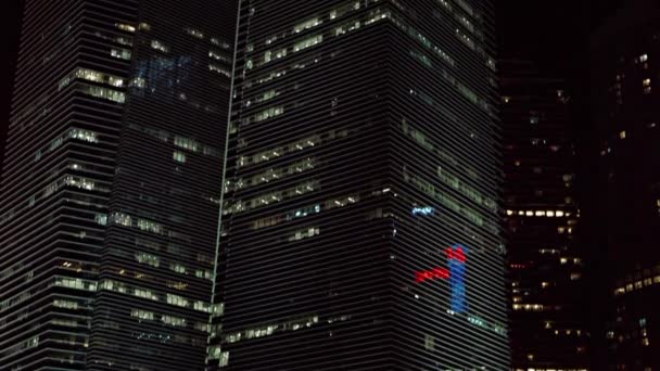 Tours de bureaux modernes dans une grande ville la nuit — Video