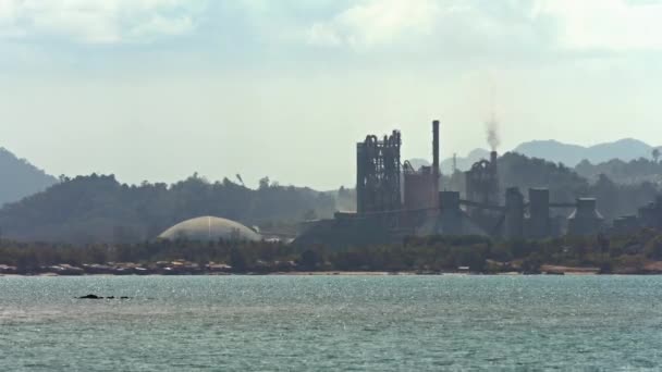 Complexo Industrial Perto do Mar — Vídeo de Stock