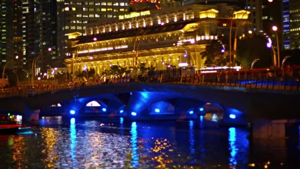 Dramatik manzara güzel. parlak The Fullerton Hotel cephe gece yaktı. Singapur Nehri bakan. — Stok video