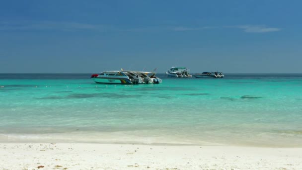 Coloridos barcos turísticos en ancla. solo de Koh Similan. la mayor de las islas Similan protegidas de Tailandia . — Vídeo de stock