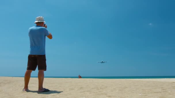 Groß. Verkehrsflugzeug surrt den Strand beim letzten Anflug auf Phuket an. Thailand — Stockvideo