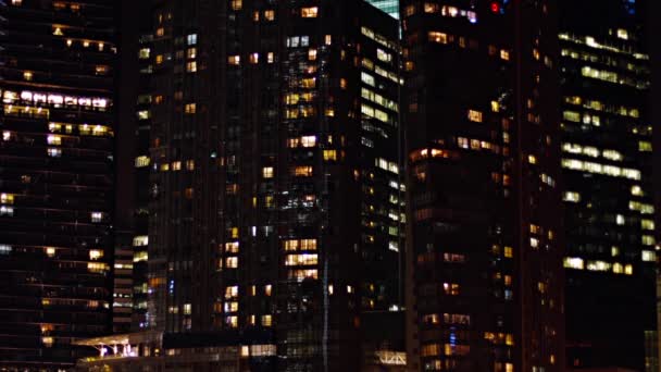 Tours de bureaux commerciales dans une grande ville la nuit 