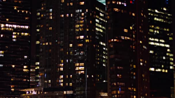 Tours de bureaux commerciales dans une grande ville la nuit — Video