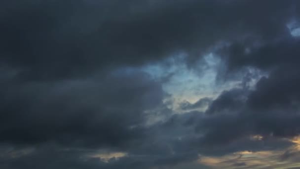 Escuro. nuvens de tempestade ameaçadoras parecem lutar contra o céu como eles oscilar e deriva no vento. em timelapse — Vídeo de Stock
