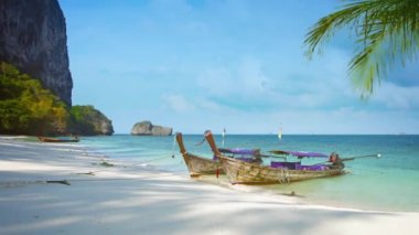 El yapımı ahşap turist tekneler bir Sandy demirlemiş. Tropikal plaj