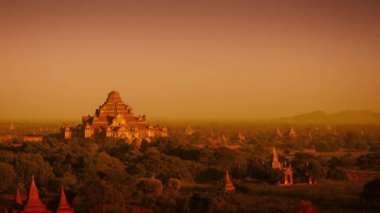 Bagan manzarada. Myanmar. eski kuleler ile. Budist tapınağı yapıları gün batımında
