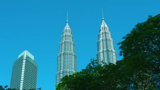Kuala Lumpurs välkända Petronas Twin Towers — Stockvideo