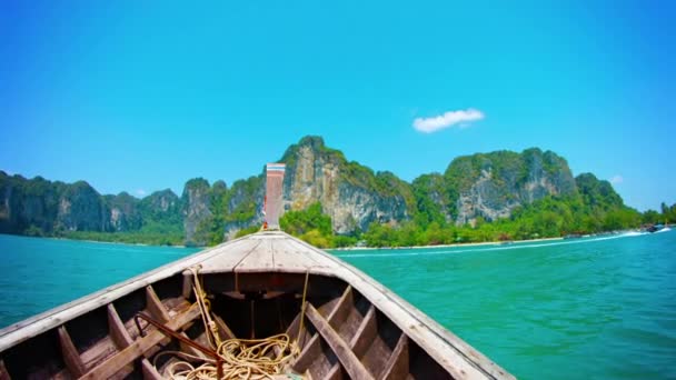 Cruising till en tropisk ö på en handgjord träbåt — Stockvideo