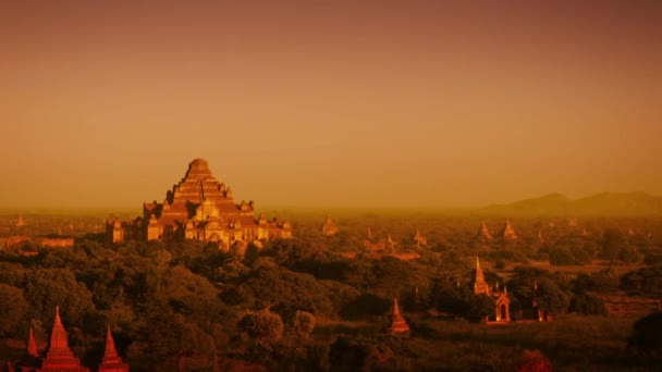 Paysage à Bagan. Myanmar. avec les flèches de l'ancien. Structures du temple bouddhiste au coucher du soleil — Video