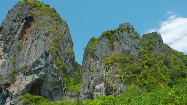 Massive Kalksteinfelsen vor blauem Himmel — Stockvideo