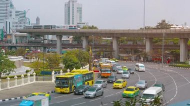 Bangkok şehir merkezinde büyük bir dolambaçlı tipik kentsel trafik. arka planda geçen bir yükseltilmiş banliyö tren ile