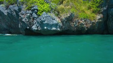 Maceraperest turistler. sağlam Kayak. bir tropik ada kayalık sahil şeridi. Tayland'da ünlü Railay Beach.