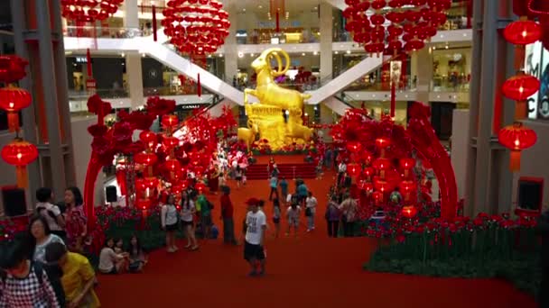 Interiér pavilonu Kuala Lumpur. populární nákupní destinace v hlavním městě komerční čtvrti Malajsie. zařízené pro čínský Nový rok. — Stock video