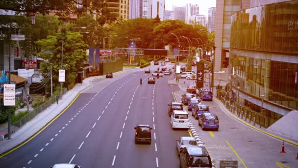 Tipica strada del centro con traffico leggero nel vivace quartiere commerciale di Kuala Lumpur . — Video Stock