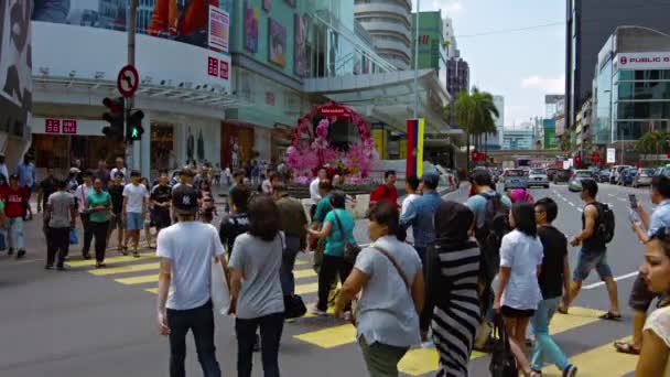 Trafic piétonnier occupé traversant un centre-ville. rue de la ville dans le quartier central des affaires de Kuala Lumpur. Malaisie . — Video