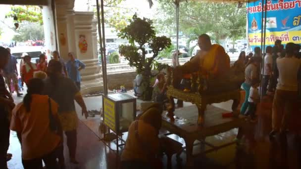 Buddhist monk and worshippers at Wat Phanan Choeng in Ayutthaya. Thailand — Stock Video