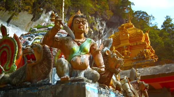 Estátuas ferozes olhando hindu fora de um templo — Vídeo de Stock