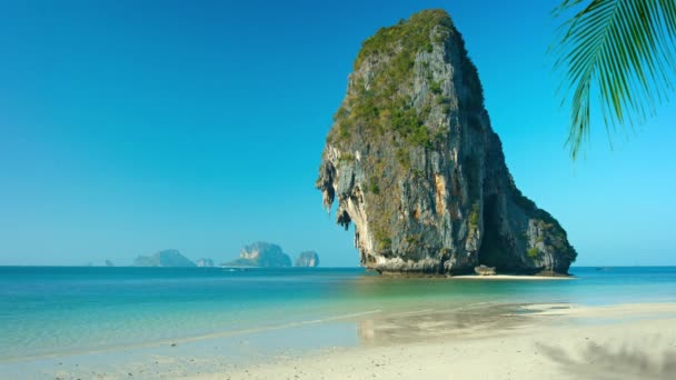 D'énormes tours de formation rocheuse surplombent la paisible plage tropicale — Video