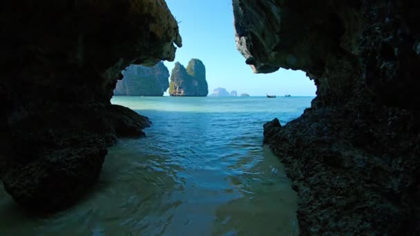 Formaciones de piedra caliza en el mar desde una cueva. con sonido — Vídeos de Stock