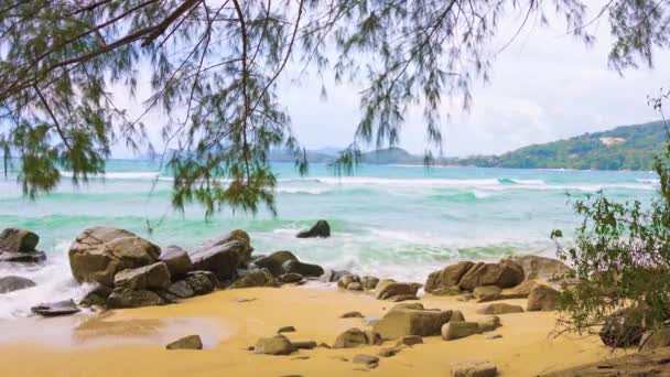 Olas suaves lavando una playa tropical rocosa — Vídeos de Stock