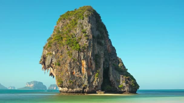 Enorme formación de piedra caliza en el mar tropical en Timelapse — Vídeos de Stock