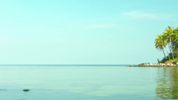 Маленький тропический остров, окруженный кристально чистой водой. Съемка с панорамой. Таиланд — стоковое видео