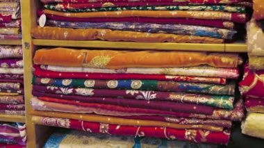 Düzgünce katlanmış kıyafetleri Hint bir dükkanda raflar