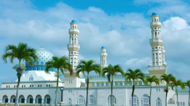 Çizgi ve Kota Kinabalu şehir Camii önünde palmiye ağaçlarının
