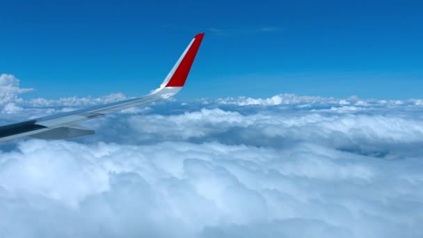Voando sobre a camada de nuvens da janela do avião — Vídeo de Stock