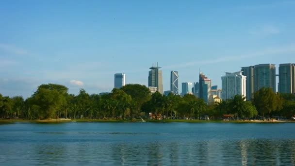 Fontane e verde in un lago urbano a Kuala Lumpur — Video Stock