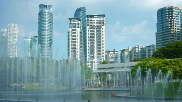 Kuala Lumpur Skyline desde un parque de la ciudad — Vídeo de stock