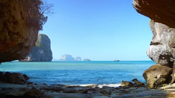 Rocky. Spiaggia tropicale sotto un cielo blu chiaro. con il suono . — Video Stock