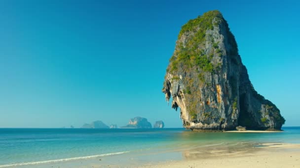 D'énormes tours rocheuses au-dessus de la plage tropicale sablonneuse — Video