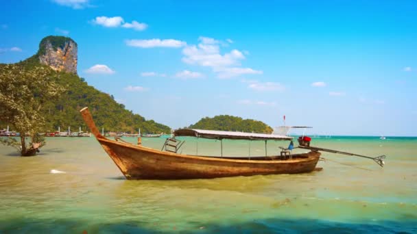 Ręcznie robione Longtail łodzi zakotwiczonego w pobliżu Tropical Beach — Wideo stockowe