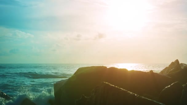 Brilhante luz do sol sobre uma costa tropical rochosa — Vídeo de Stock