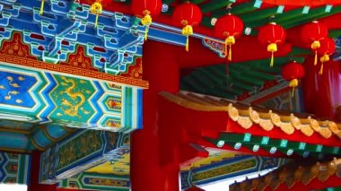 Kağıt fenerler Sway girift dekore edilmiş cephe, Thean Hou tapınağın önünde esintiyle