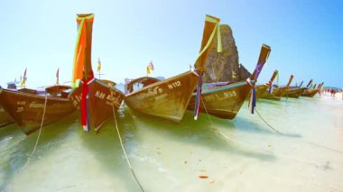 Bozulmamış beyaz kum boyunca bir satırdaki Railay Beach Tayland birçok el yapımı ahşap tur tekne Park