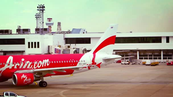 Tow trekker duwt terug Air Asia Airliner op Don Mueang International Airport in Bangkok. Thailand — Stockvideo