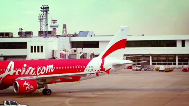 El tractor de remolque empuja hacia atrás Air Asia Airliner en el aeropuerto internacional Don Mueang en Bangkok. Tailandia — Vídeos de Stock