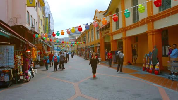 Покупатели прогуливаются по торговой улице в индийском квартале Сингапура — стоковое видео