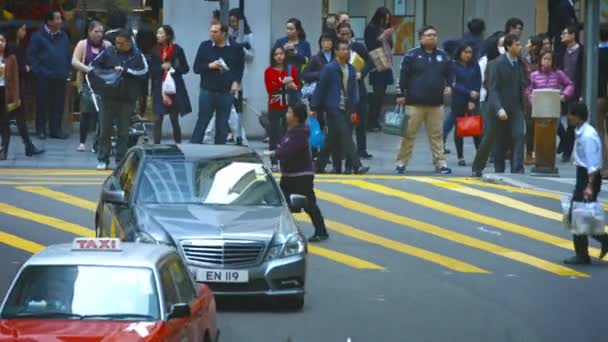 Traffico pedonale intenso che attraversa una tipica strada urbana nel centro di Hong Kong. Cina . — Video Stock